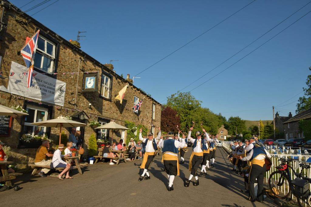 PAOVisualUK's tweet photo. Swan With Two Necks Pendleton Morris Dancing... https://t.co/AN36TouK5K