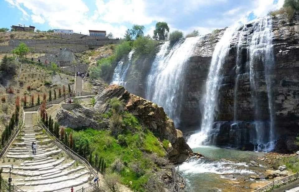 Erzurum’da aralıksız hemen hemen her gün yağan sağanak yağmurlardan dolayı Tortum gölünün su seviyesi 9 metre yükseldi. Tortum gölündeki su seviyesinin yükselmesi ile birlikte Tortum Şelalesi coşkulu akmaya devam ediyor.
Şükürler olsun. 
#TortumGölü
#TortumŞelalesi