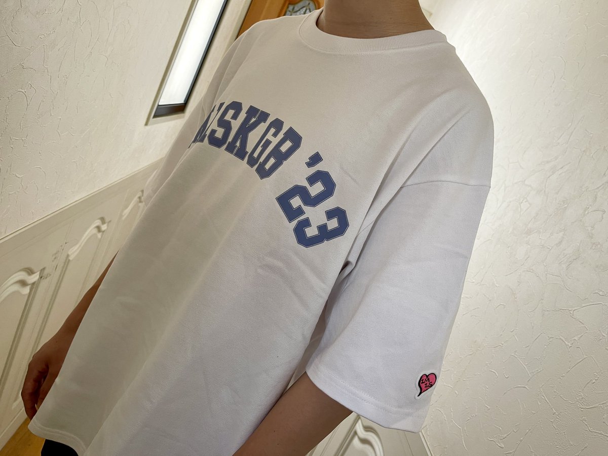katie_meta's tweet photo. Tシャツ1枚目届きました‼️
みんなが言っている通り透けないしすごくしっかりした生地✨✨
めちゃかっこいいケイさんのイラストに #1minute1second のTシャツがついて 0.05Ethですー💕 色は白と黒の2種類!
#着てるのは私ではありません 😅
#KGB https://t.co/MFcsPU7QqL
