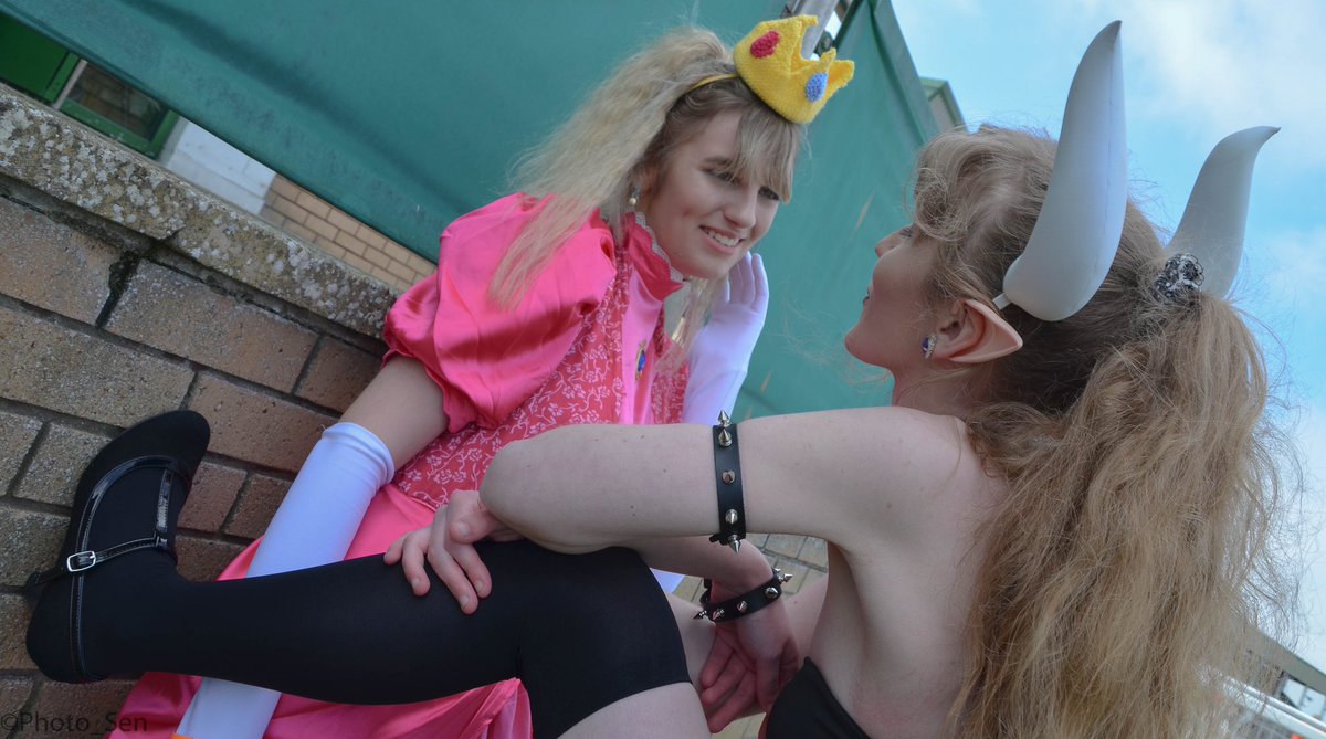 Schneebucks's tweet photo. Bowsette x Princess Peach Kabedon 🖤💕✨ Bowsette by me Princess Peach by the wonderful sol_cosplays 🌸✨ #gycc #greatyarmouthcomiccon #bowsettexprincesspeach #Cosplay #Bowsette #PrincessPeach https://t.co/TOBU8XgwdI