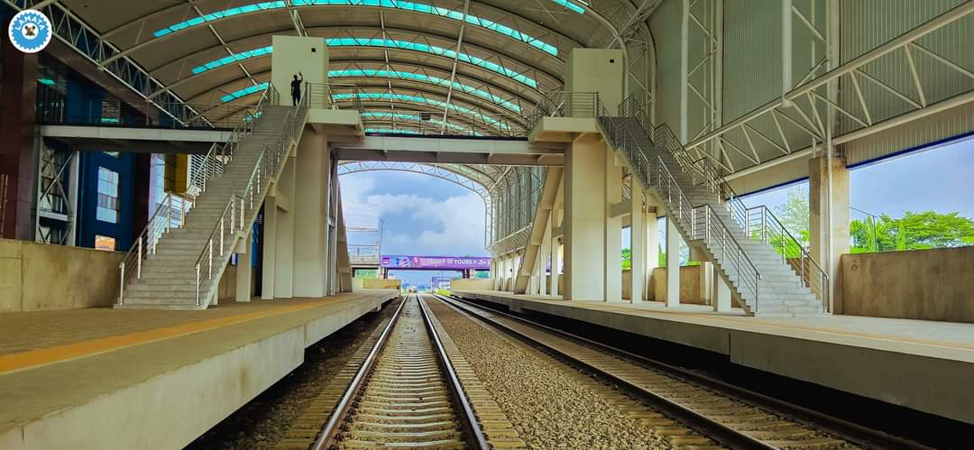 gsbabatunde's tweet photo. This is Ikeja Train Station connected with the Ikeja Bus Station to improve commuter travel experience. A new era in public transportation in Lagos is rising.
#LRMT 
#RedLine 
#IkejaStation #ModernTransportation https://t.co/lWnGFMl6c1