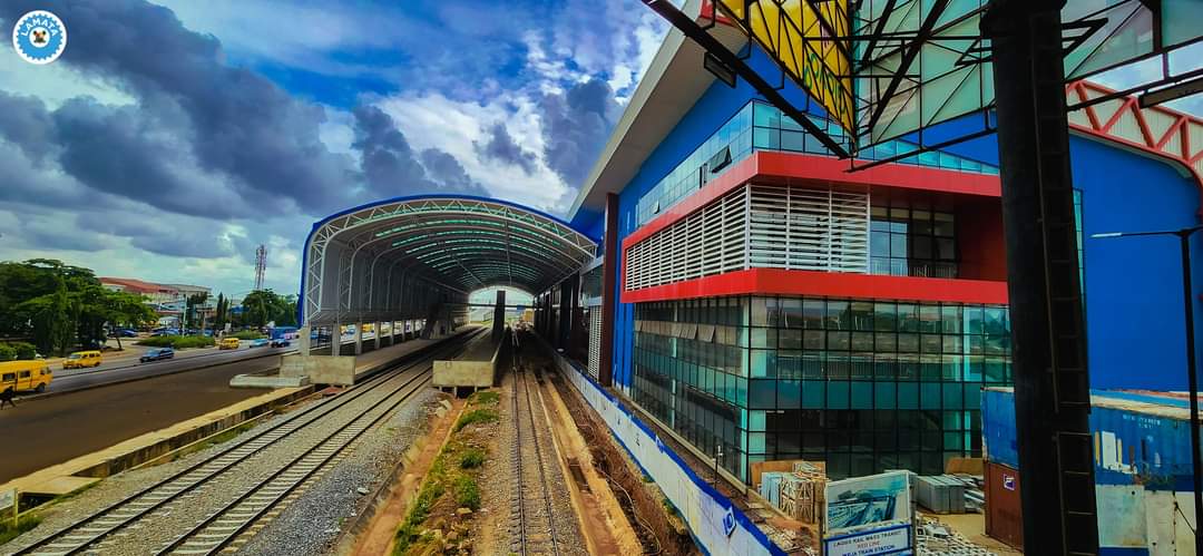 gsbabatunde's tweet photo. This is Ikeja Train Station connected with the Ikeja Bus Station to improve commuter travel experience. A new era in public transportation in Lagos is rising.
#LRMT 
#RedLine 
#IkejaStation #ModernTransportation https://t.co/lWnGFMl6c1