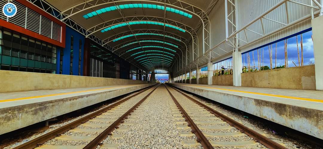 gsbabatunde's tweet photo. This is Ikeja Train Station connected with the Ikeja Bus Station to improve commuter travel experience. A new era in public transportation in Lagos is rising.
#LRMT 
#RedLine 
#IkejaStation #ModernTransportation https://t.co/lWnGFMl6c1