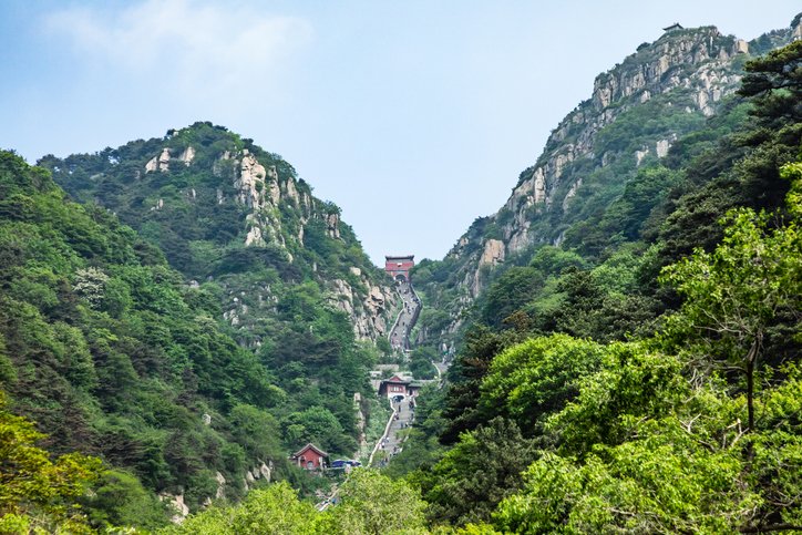 Du haut de ses 1 000 ans, célébrés cette année, le @EPMontStMichel est l'un des monuments🇫🇷les plus connus en🇨🇳.
🤝Un pacte d'amitié signé il y a 1 an avec le #MontTaishan, également au #PatrimoineMondial de l'@UNESCO_fr leur permet de partager expériences & bonnes pratiques.