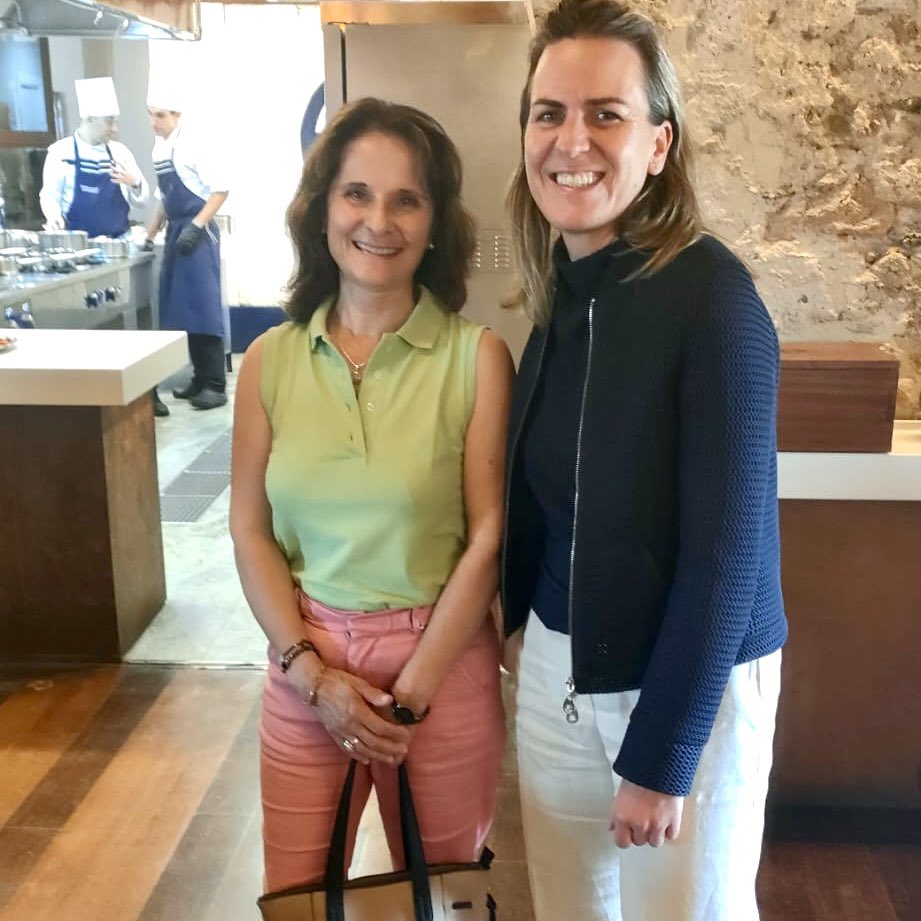 arenalescolegio's tweet photo. Nuestra cocinera Cristiana Das Neves y Teresa Palacios @RedArenales asisten a un menú degustación, de productos del @chefdelmar colaboración con #Eurest que se dan, a los niños, en el cole, para que coman mejor el pescado. Todo elaborado con proteína del pescado #fishrevolution https://t.co/gtaZ2Fz3zq