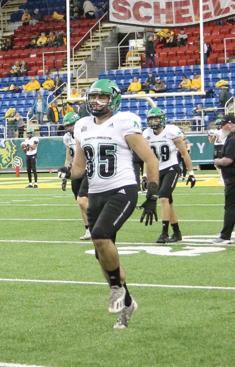 UNDFBRecruiting's tweet photo. ⭐️85 days! #85 Trae Steckler, TE⭐️
Major: Communications

From @mandansports, ND, Trae has proven to be one of the hardest workers on the squad the last five years. He  made the 2023 @NFFNetwork Hampshire Honor Society, and has now graduated!
@StecklerTrae 
#MeetTheHawks https://t.co/XpCRwX6Bpk