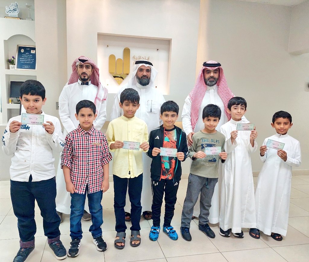 imamasimschool's tweet photo. كرمت إدارة مدرسة #الإمام_عاصم_الابتدائية لتحفيظ القرآن الكريم بـ #الجبيل طلابها الفائزين في مسابقة " على خُطى عثمان " .

#الهيئة_الملكية_بالجبيل 
#طموحنا_عال https://t.co/PhyLzaCSbg