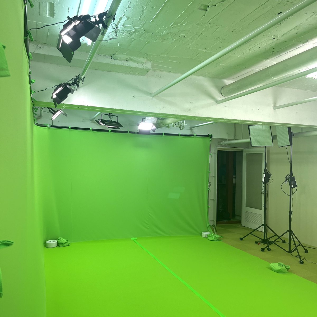 GreenStudio_0's tweet photo. 大阪に新オープン🧚‍♂️🌷

南森町駅すぐのグリーンバック
クロマキー常設のレンタルスタジオです！

YouTubeの撮影や宣材写真撮影
プロモーション映像 MV撮影など
様々な用途でご利用いただけます。◎

ご予約はメールまたはDMにて！
お気軽にお問い合わせください📷

#レンタルスタジオ
#クロマキー https://t.co/G570bDLttA
