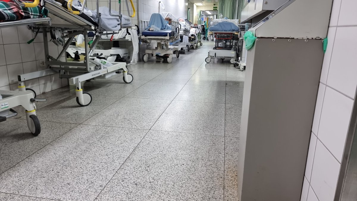 <a href="/diariodeavisos/">Diario de Avisos</a> Y mientras en Urgencias del HUC, hace tres días...
ancianos afinados en los pasillos y gente sentadas en pasillos y salas de espera,  con 6 o 7 horas a sus espaldas, esperando que los valoren y llegando ambulancias y más am ulancias con casos graves... arreglen la sanidad oño!