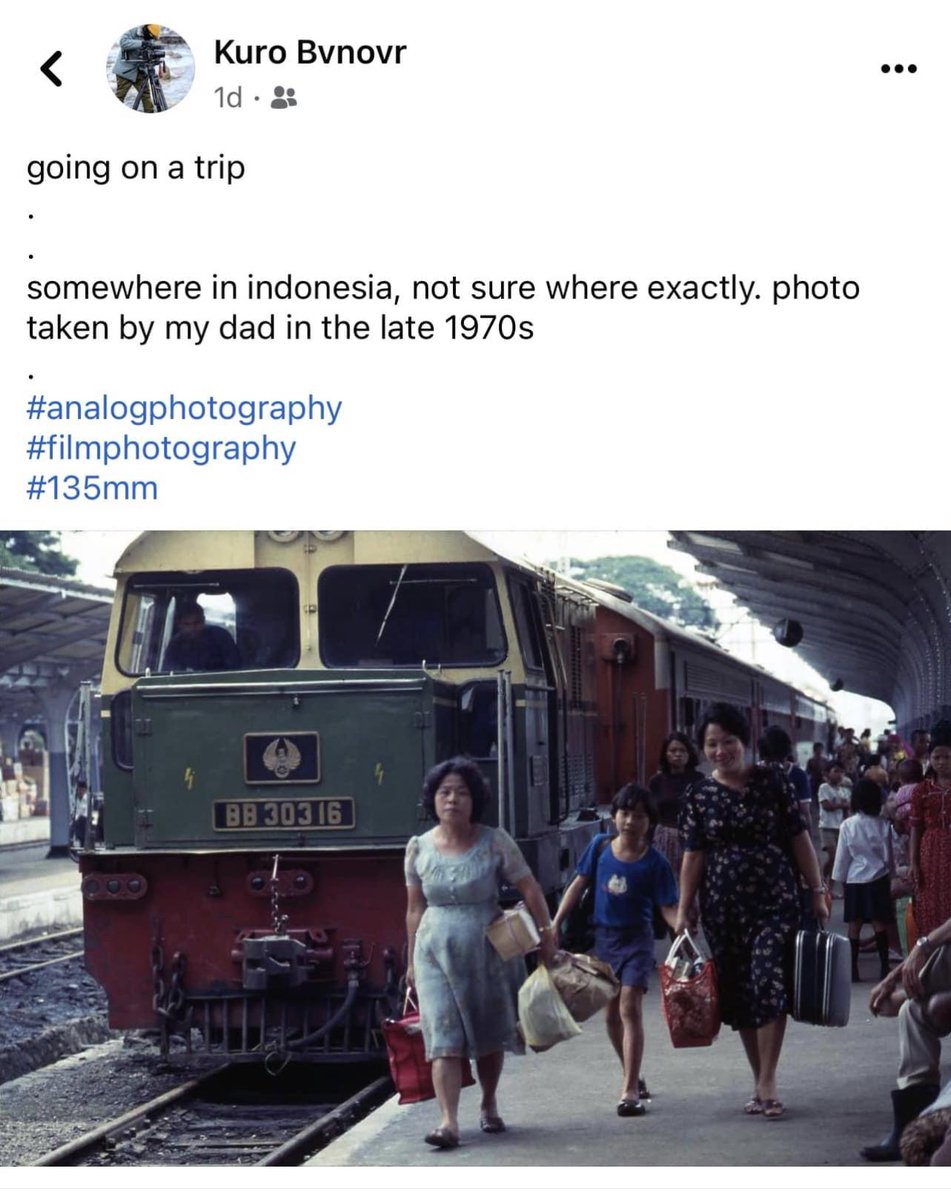 Seorang anak mencuci negatif film warisan ayahnya. Dan mempostingnya di FB. Tanpa sadar bahwa foto itu memotret suasana Stasiun Jakarta Kota, suasana KA Si Gomar (Jakarta Kota - Garut).

Dan ini, memotret lokomotif tragedi Bintaro saat masih beroperasi.