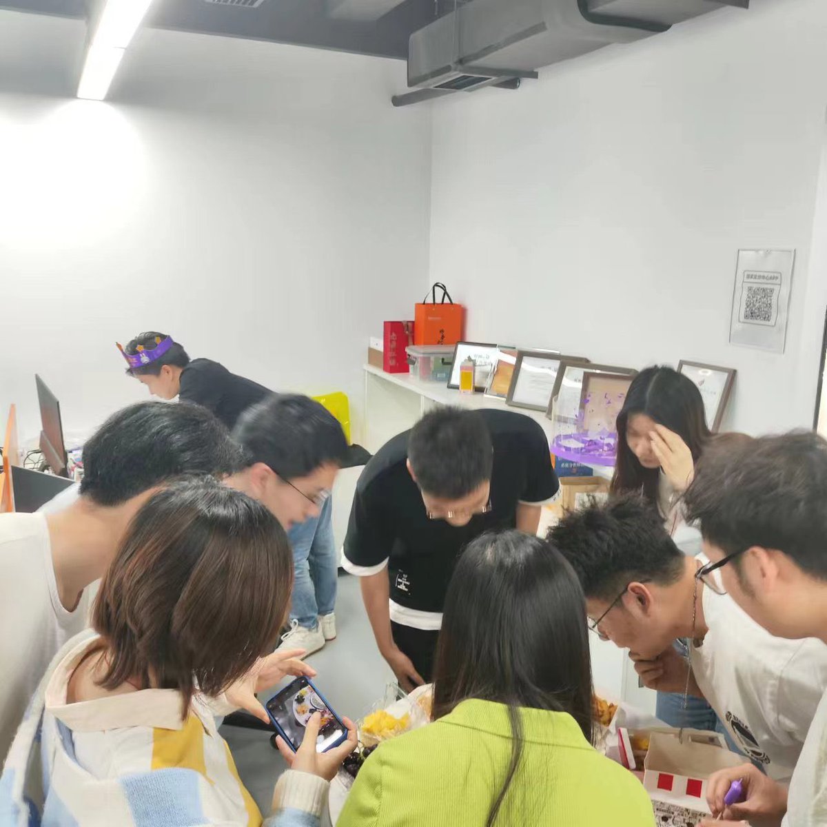 DaoMasutaa's tweet photo. 公司给辛苦的杨哥和嘉晨过生日！
我们就趁此机会，疯狂摸鱼偷吃！ https://t.co/viwaP1WPjt