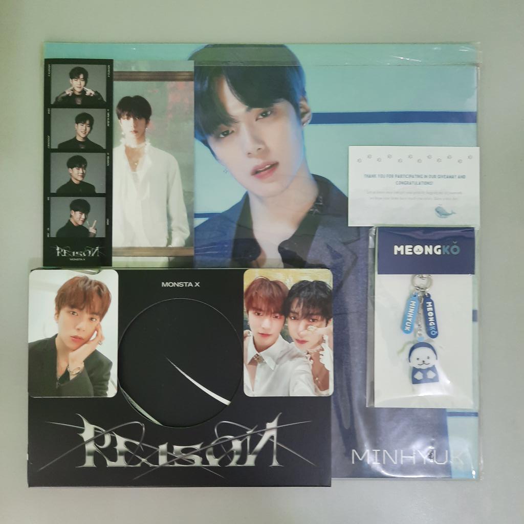 minkyuncart's tweet photo. 〘 #mkc_mails 〙
↬ Monsta X - Minhyuk prize set
↬ @mbbevents_ph, @yzamxmb, & @__cHSK
↬ HELLO PO HUHU WAIT LANG 😭 I just got home then I stumbled into this big package on our couch, named to me. Wasn't expecting that my #Livin8UpintheL8NightFeels prize has arrived already https://t.co/SLTxJjEplA