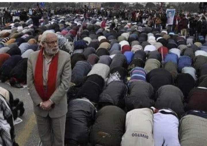 ahmed ezzarab on Twitter: "صورة جورج اسحق واقفا يحرس المصليين فى ميدان التحرير أثناء ثورة ٢٥ يناير أصدق تعبير عن شخصيته وموقفه الاصيل تمنياتنا بالشفاء العاجل لحارس الهوية المصرية جورج اسحق https://t.co/hHW0RHj8I4" /