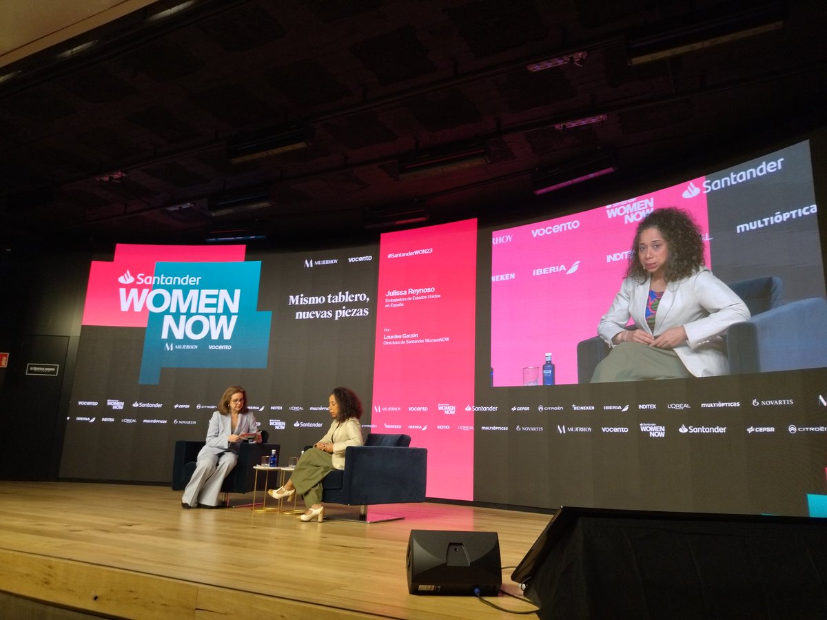 ¡Seguimos con la segunda sesión de #SantanderWON23, el congreso de liderazgo femenino más relevante de Europa de <a href="/Vocento/">Vocento</a> 
👉🏽Y arrancamos con una entrevista de <a href="/LourdesGarzonVF/">Lourdes Garzon</a> a Julissa Reynoso, embajadora de Estados Unidos en España
🔴 Síguelo en directo congreso.womennow.es