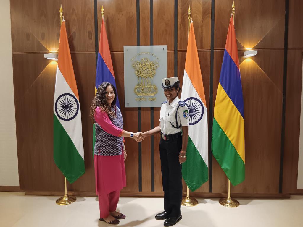 Blazing new trails! 

Cadet Officer Juggamah Prisita from the 🇲🇺 National Coast Guard (NCG) is making history by proceeding for the Comprehensive Training Course at the Indian Naval Academy (INA). She is the 1st woman officer from the NCG to undergo training abroad. (1/2)