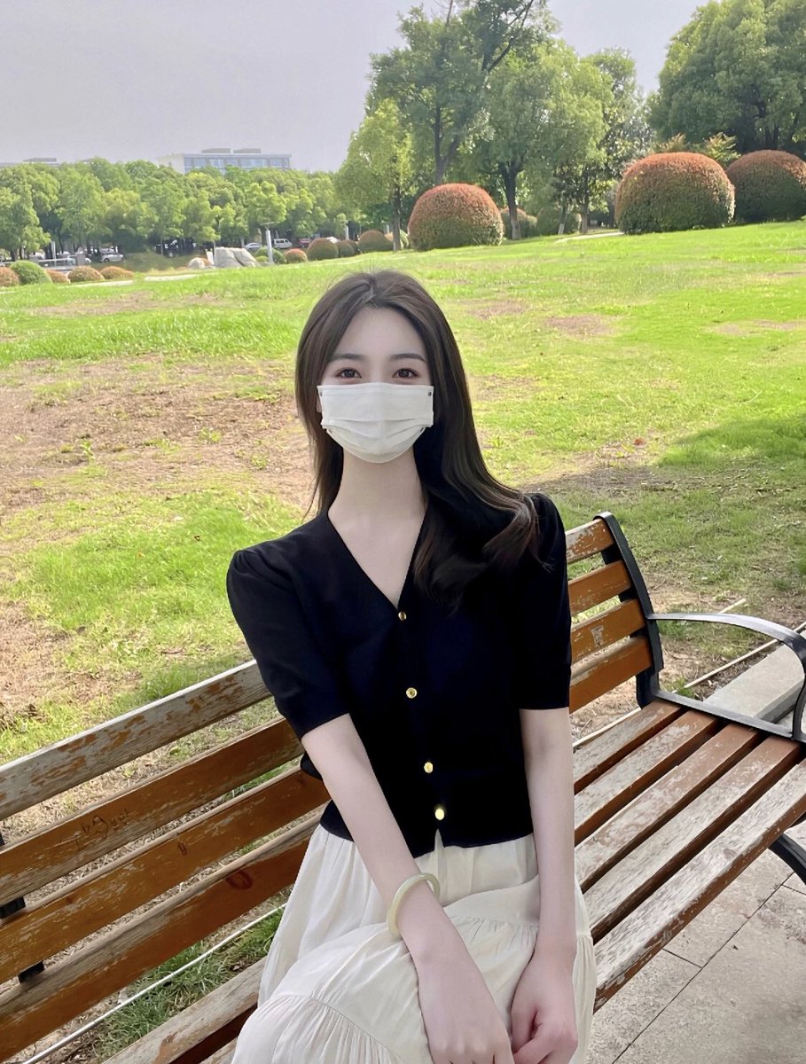 wenrou994's tweet photo. 在春天错过的人，一定会在夏天相遇吧 https://t.co/FvFhaWHhhA