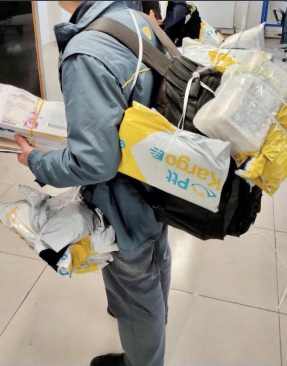ozanozturk_tr's tweet photo. Kamunun üvey evlatları ptt taşeronları.Ptt de çalışan 14000 in üzerinde çalışan taşeron işçilerin gözü kulağı mecliste. Meclisten gelecek mutlu bir haberde. Ptt taşeron eşit işe eşit ücret istiyor.  #PttTaşeron https://t.co/o7H7pclFhT