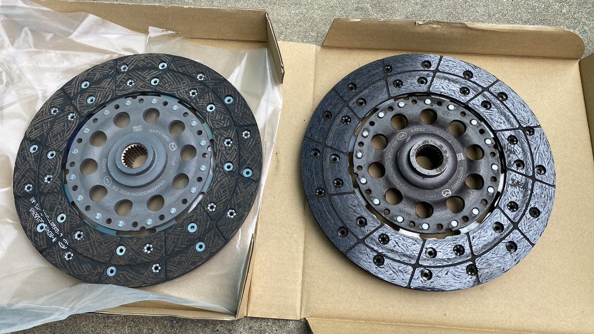 NOBUWHIRLWIND's tweet photo. 1枚目
交換されたクラッチ
2、3枚目
左新品、右外したクラッチ
#アクセラ
#BM2FS https://t.co/cQP4iZbVVw