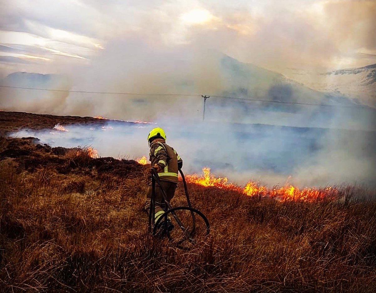 SFRSYourSafety's tweet image. Please be aware of potential fire dangers if you're outdoors.
· Never throw a lit cigarette away in a rural environment
· Dispose of glass or bottles in a bin and not out in the open
Scottish Outdoor Access Code: rb.gy/mcueov
Wildfires Leaflet: rb.gy/prjw9d