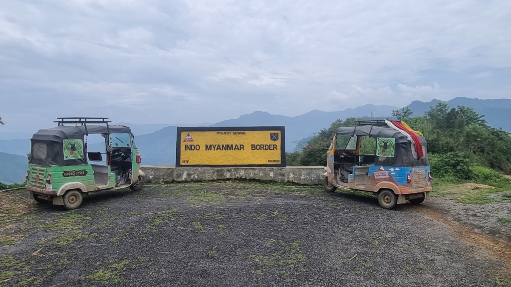 rickshawrunlive's tweet photo. ' Two Tuks Two Countries' - Jeremy Ussher.

#therickshawrun #rickshawrunnortheast #theadventurists. https://t.co/WrYNPONdaq