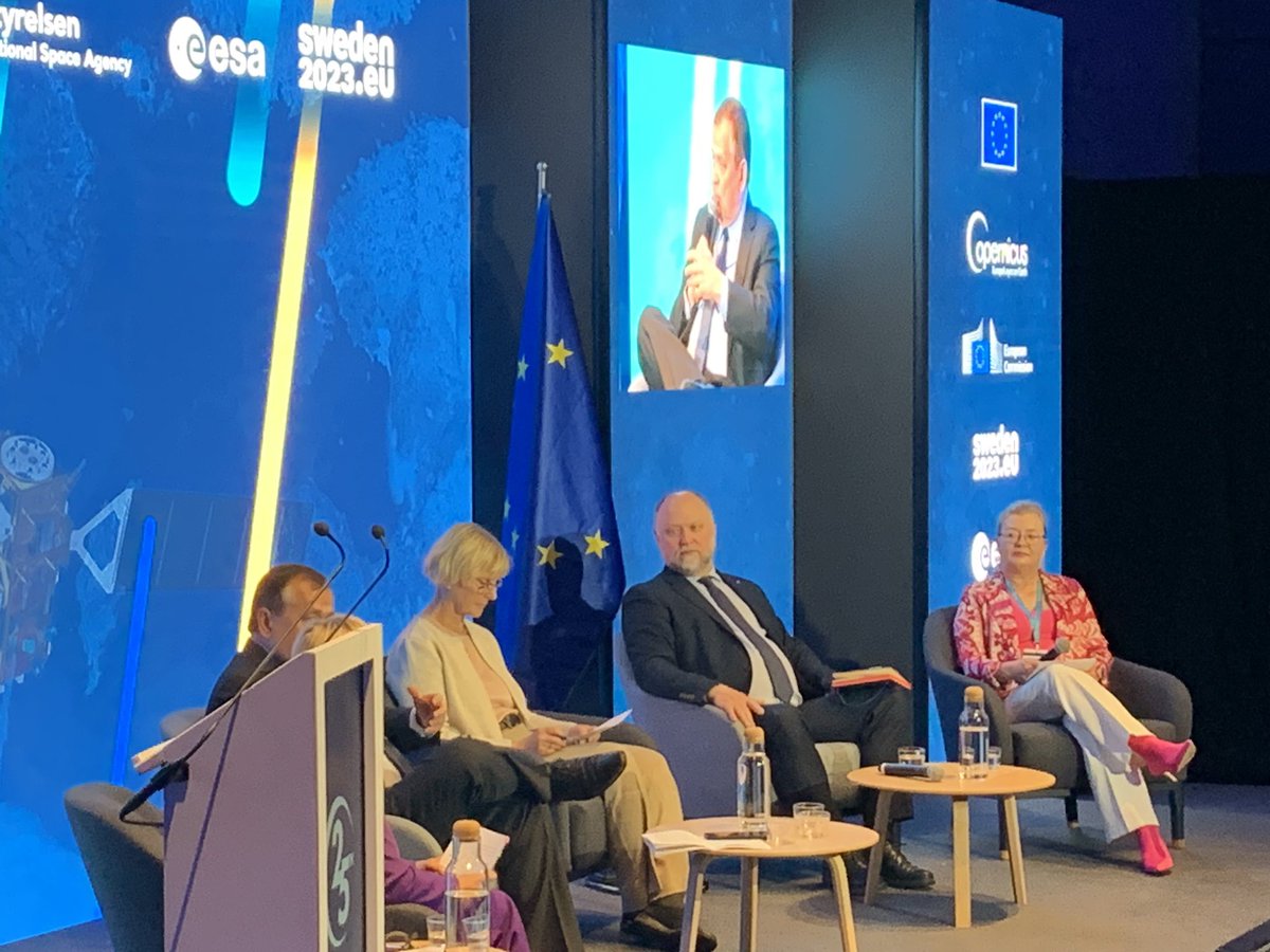 PaulCounet's tweet image. Today we celebrate @CopernicusEU 25th anniversary 🎂. Phil Evans talks about @eumetsat contribution. Keywords of his intervention #leadership #cooperation #userfocus 
“If #copernicus were not there, it would be urgent to invent it”
Bon anniversaire 🎂 🎂🎂🎂