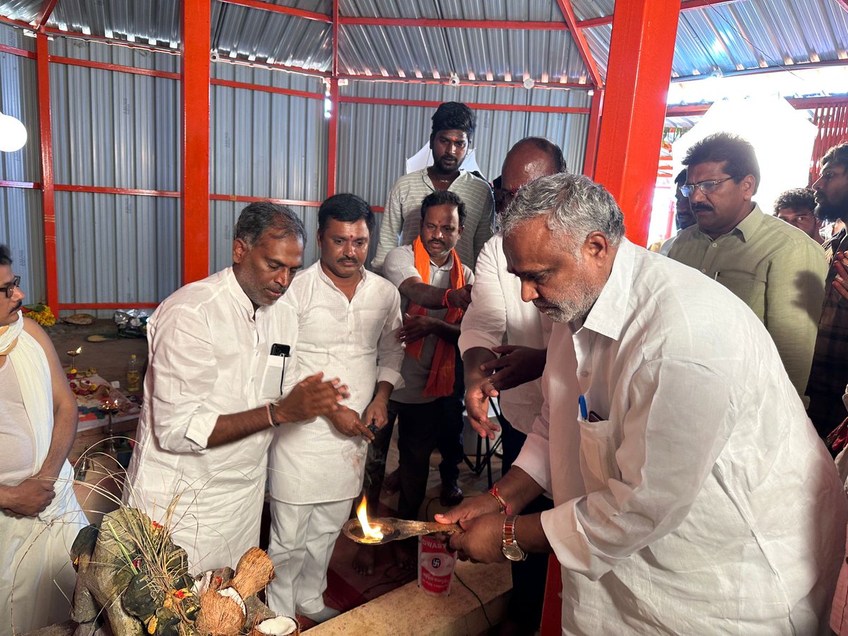 PalamuruVishnu's tweet photo. ఘనంగా సీతారాముల దేవాలయ ప్రారంభోత్సవం
ముఖ్యఅతిథిగా హాజరైన పాలమూరు విష్ణువర్ధన్ రెడ్డి అందే బాబయ్య గారు
#TeamPVR #BJP #Telangana #PVR https://t.co/LeLy1QsRQk