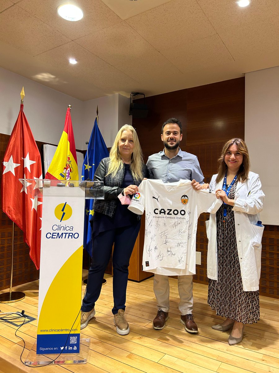 👏🏻La Unidad de Pie y Tobillo de #ClínicaCEMTRO agradece al 👨🏻‍⚕️Dr. Óscar Luís Celada y al ⚽ <a href="/valenciacf/">Valencia CF</a> la donación del premio del XVII Curso <a href="/AEMEF_/">AEMEF</a> 

<a href="/DrSergiohorte/">Dr. Sergio Hortelano</a> <a href="/Hasbleidy28/">Diana Guzmán Vásquez</a>