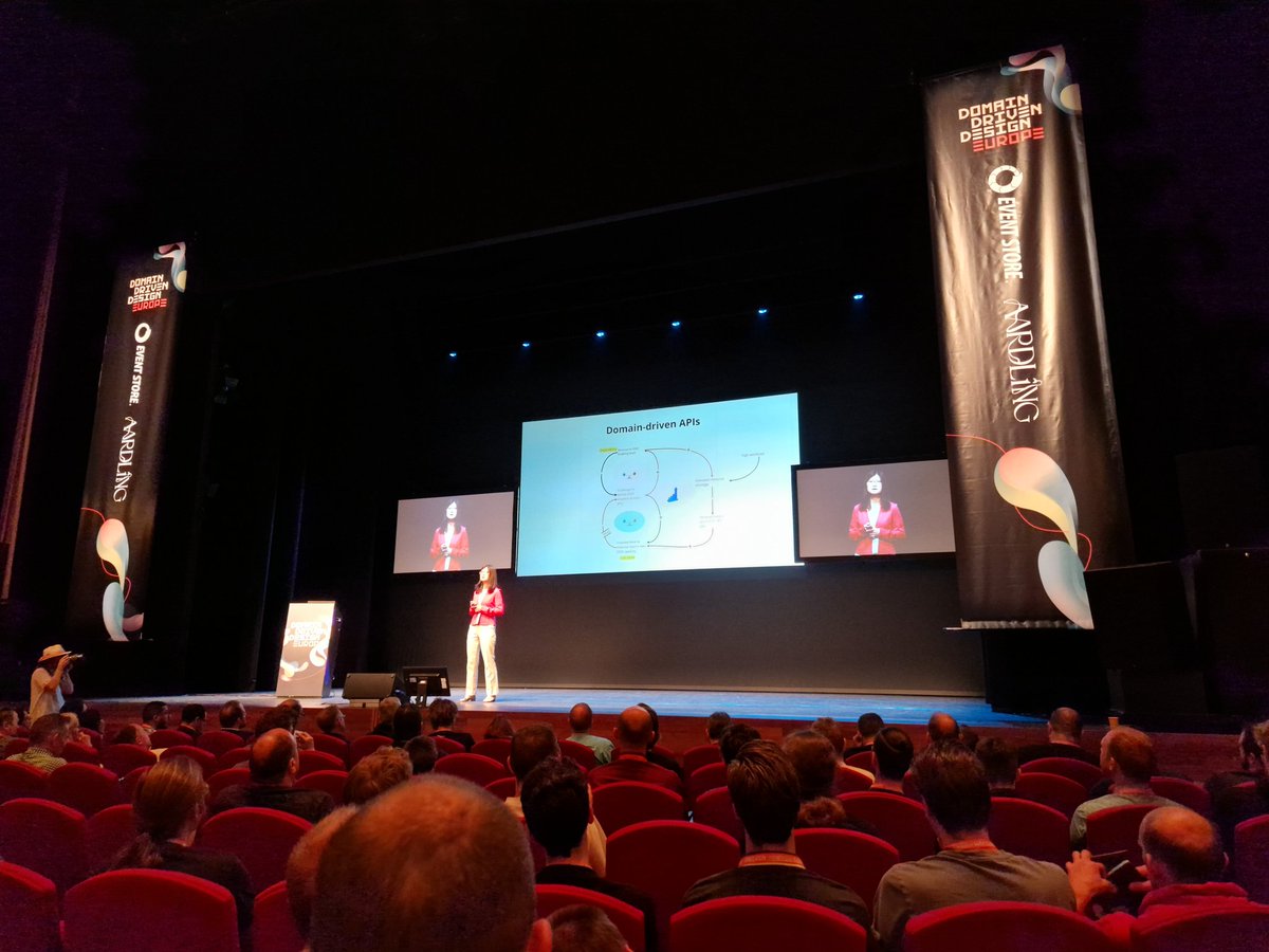 <a href="/settling_mud/">Xin Yao</a> delivering a fantastically articulated talk on Systems Thinking and big teams #DDDEU