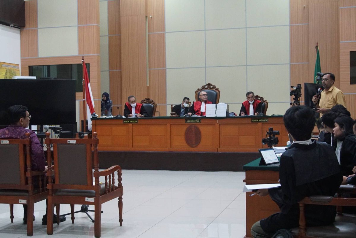 amnestyindo's tweet photo. [BREAKING] Haris keberatan atas penjelasan pelapor yang menyebut ia menghubungi Luhut terkait saham. Haris menjelaskan, ia sebagai kuasa hukum masyarakat adat menghubungi Luhut selaku Menkomarves untuk mempertanyakan belum adanya aturan pengaturan saham untuk masyarakat adat. https://t.co/mDVWTMBSl3