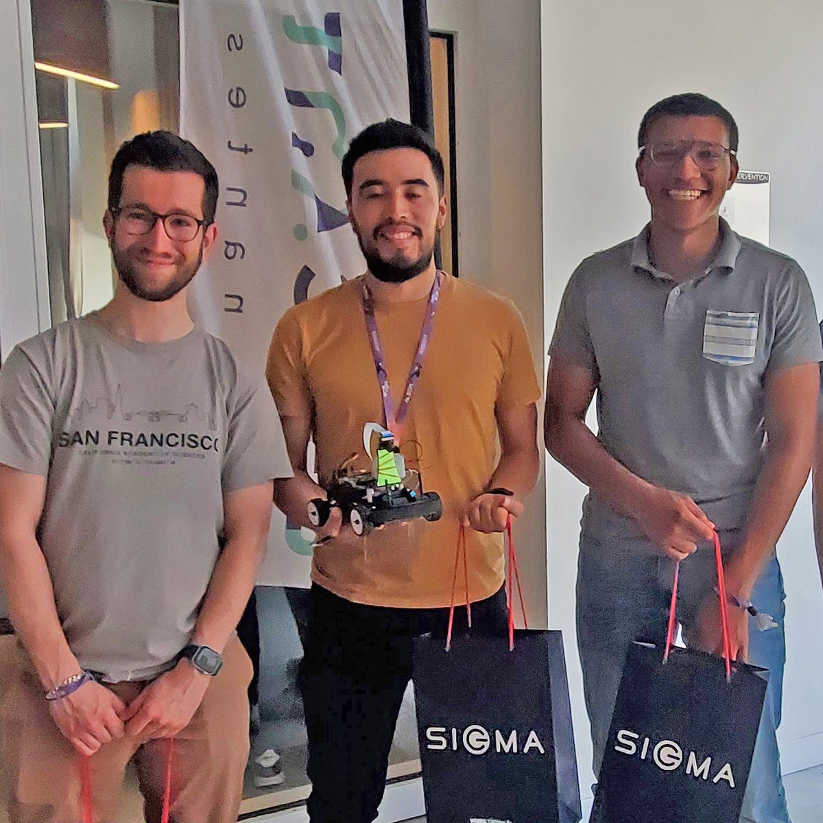IMTAtlantique's tweet photo. 🏁 🏎 3 étudiants #IMTAtlantique vainqueurs de la compétition de #Robotique #IARacing saison 3 organisé par @GroupeSigma
💪On les retrouve à @VivaTech pour affronter des équipes de la France entière !
👉https://t.co/mD98ZmJvwx
#ia #robotique #MachineLearning #vivatech #web2day https://t.co/GQs4d5A0mY