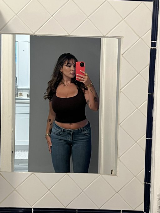 2 pic. No offense but I&rsquo;m getting out of control https://t.co/I5kizip9Cs