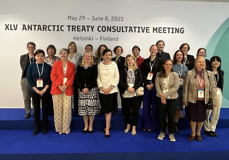 Rather more female Heads of Delegation at my 20th #AntarcticTreaty meeting than there were at my 1st! #DiversityMatters #InternationalCooperation 🐧🥶👩‍👩‍👧‍👧👍