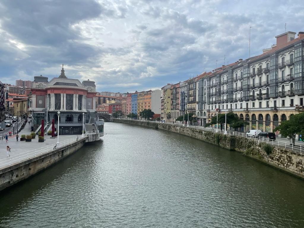 _DarrenB_'s tweet photo. A run down the river and back this morning in #Bilbao https://t.co/mQeFvkT6o9