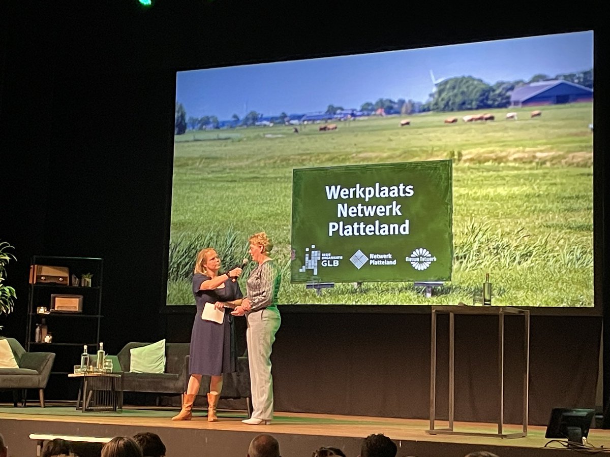 NieuweNetwerk's tweet photo. De 1e Werkplaats Netwerk Platteland is begonnen. Suzanne Klein Gebbink (dagvoorzitter) en Ria Ankersmit aan het woord over GLB en gebiedsgerichte aanpak. 

#WerkplaatsNetwerkPlatteland https://t.co/6Hp1jlZHnK