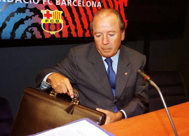 انتهاء خلافات
 النونيستاز =رئيس برشلونة السابق خوسيه نونيز
الجروفيستاز=يوهان كرويف
واكتر ناس الضرر لحقهم هم جماهير برشلونة من اخبار متضاربة وفريق لا يقدر ينافس ف الابطال ولاعب واحد ف كل مركز ومش قادرين نسجل صفقة مجانيه مع العلم أن البقرات المقدسة كلها مشييت 
اكثر من مجرد نادي🇪🇦♥️