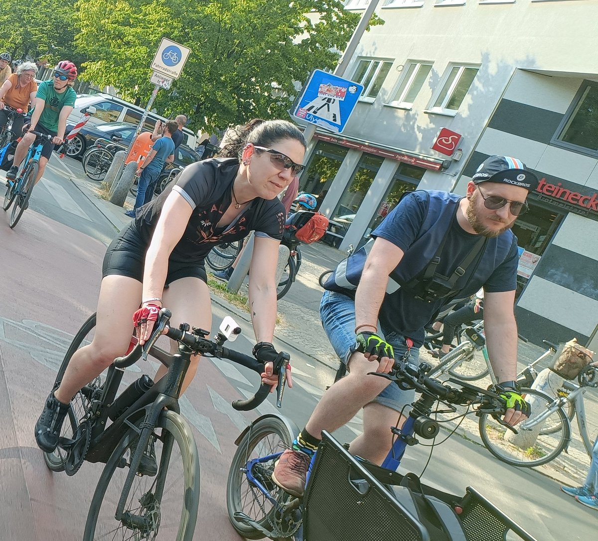 Bester Spruch auf der Demo: '1,50 Überholabstand sind 20 Pimmellängen' - Wäre doch alles so einfach!

Schön wars! :-)

#Verkehrswende #Berlin #westillgethit

@EBikeRadler