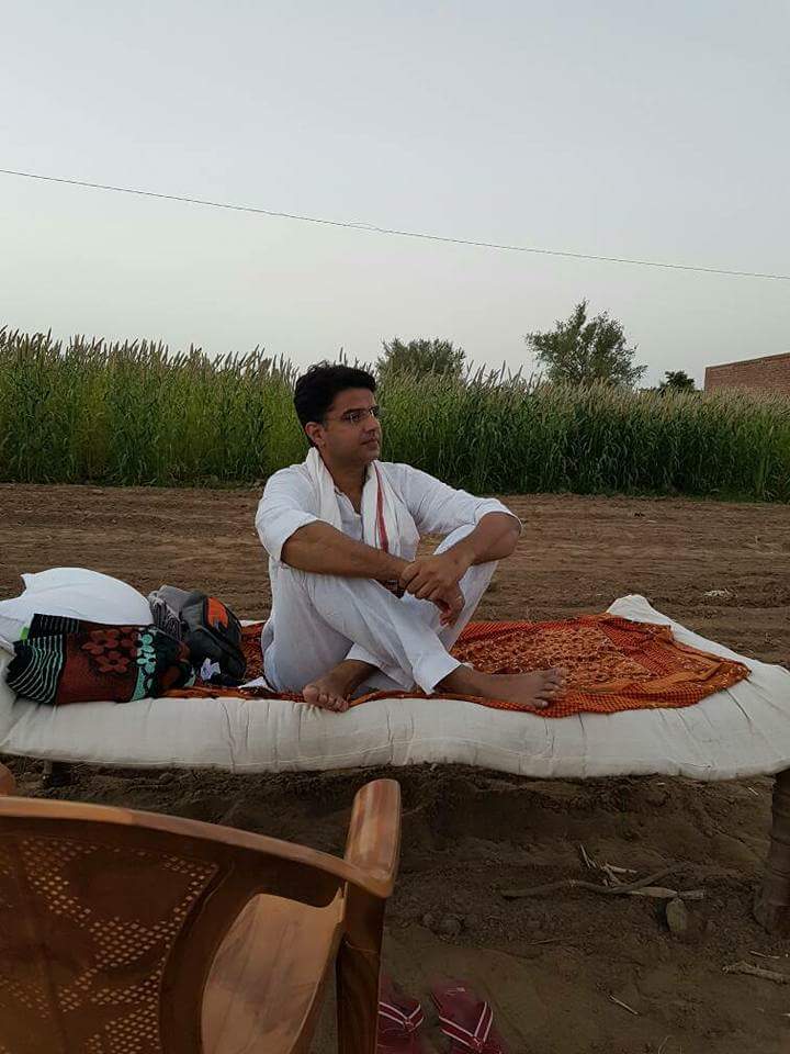 LakhrajAwana's tweet photo. वाक़िफ़ कहाँ ज़माना हमारी उड़ान से 
वो और थे जो हार गए आसमान से ,,  फ़हीम जोगापुरी 
@SachinPilot https://t.co/qqy38e9hgO