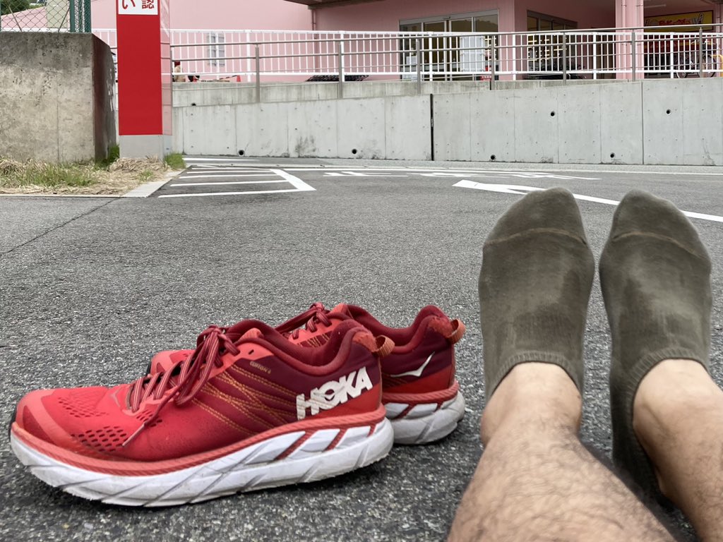 tripstar0522's tweet photo. 今日も5kmの地元通勤 #朝ラン をしました。
宮里藍サントリーレディースオープン？が開催されるそうで、谷上駅のロータリーには、ギャラリー輸送用のバスがたくさんいました。

コース
神鉄六甲駅→大池駅入口→真星病院→花山東町→谷上駅入口→ラ・ムー谷上店

👟→ #HOKA   #CLIFTON6 https://t.co/nbRq1smXKI