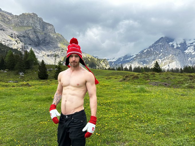 Need someone to wrap these mittens around. ❤️🇨🇭🏔️ https://t.co/sUTiNdZhcd