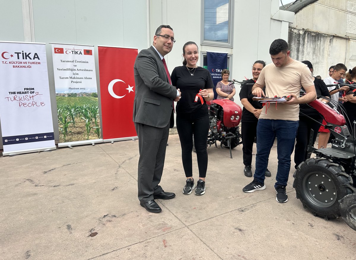 Tika_Turkiye's tweet photo. TİKA’dan #Arnavutluk’ta çiftçilikle uğraşan yetim çocukların ailelerine destek
🧑🏻🌾 #Lushnje, #Elbasan ve #Belsh şehirlerine bağlı köylerde yaşayan ve geçimlerini tarımsal üretimden sağlayan 35 aileye motokültivatör temin edildi.
🔗https://t.co/IvmavBYONw https://t.co/B83oNGwxUr