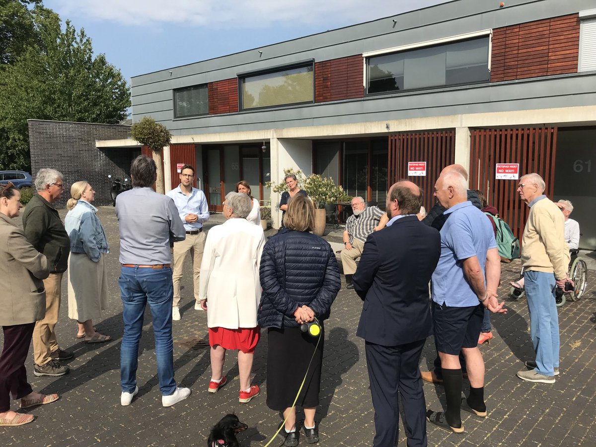 RickdeVries60's tweet photo. We zijn als bewoners van het ‘woonhofje’ van De Fruittuinen in #Hoofddorp centrum blij met de belofte van wethouders @marjaruigrok en @JurgenNobel hier geen fietspad komt dat ons woongenot verkwanselt!
⁦@HlmrRaad⁩ https://t.co/m9S4tTW61q