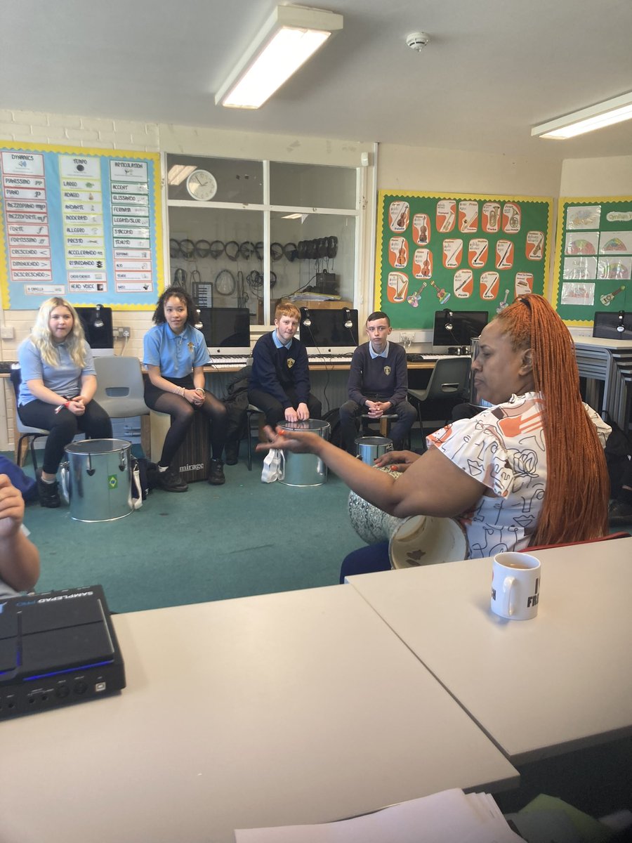 CerddYDO1's tweet photo. Diolch yn fawr i Rasha! Mae blwyddyn 10 wedi mwynhau gweithdu drymiau affricanaidd ar Dydd Llun. Profiad gwych!
#dathliadcymruaffrica
@TMandingue @OfficialRasha @DyffrynOgwen https://t.co/6GUd7T1tIn
