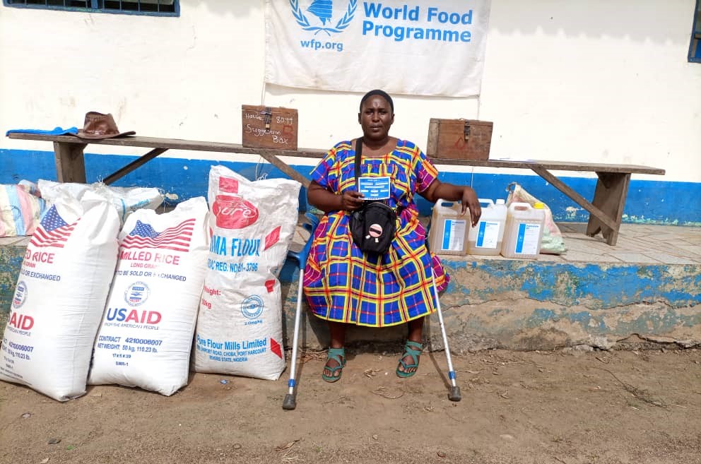 WFP_Cameroon's tweet photo. #Cameroon🇨🇲

‘My life has changed for the better. Since I became a beneficiary, I can prepare &amp; feed my entire family with the assistance from @WFP’

Thanks to @USAIDSavesLives, vulnerable persons in the SW like Mama Solange are food secured &amp; healthy.

#ZeroHunger
#SavingLives https://t.co/ZDB6czvP1F