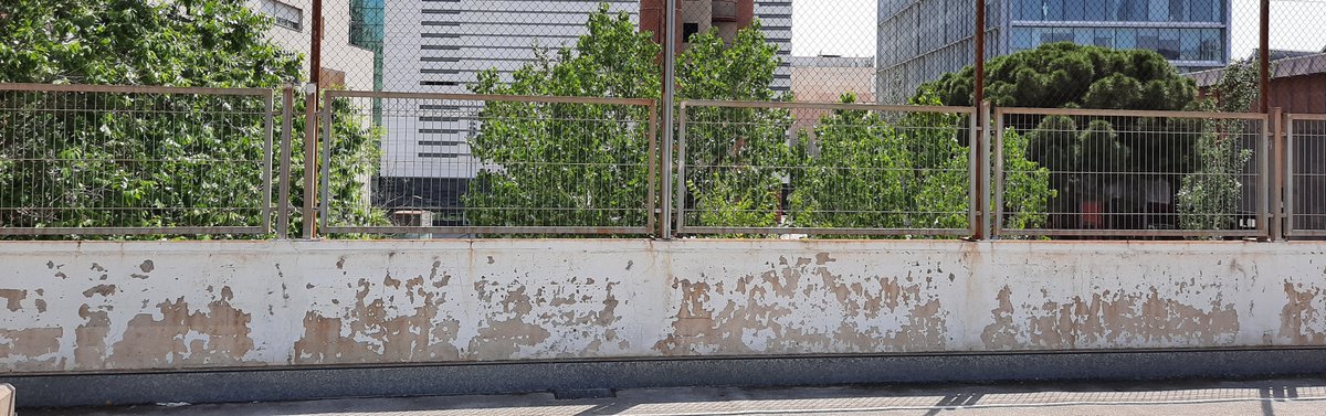 Sanejament i pintura de les parets de la pista esportiva de dalt. Gràcies al Districte de Nou Barris per l'execució d'aquest reforma !
#insflos #esoflos #caiflos #dasflos