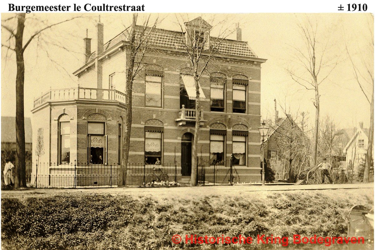 HistBodegr's tweet image. Het #Burgemeestershuis aan het begin van de Burgemeester Le Coultrestraat in #Bodegraven
Dat er later zoveel gezinnen woonden wisten we niet. Wel interessant om te weten!
Jammer natuurlijk dat ook dit prachtige huis, zoals zoveel anderen, is gesloopt.