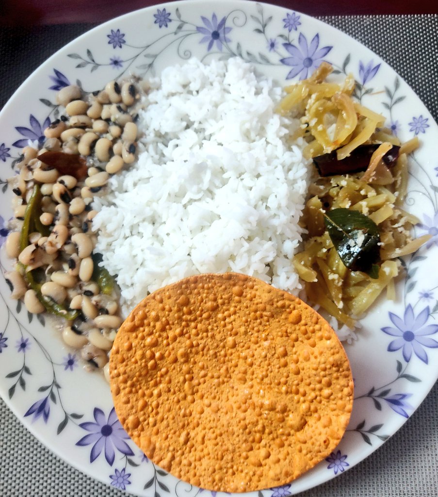 kamathrok's tweet image. Today's lunch.
White lobia curry, Brinned jackfruit sauteed curry, and Redchilli Urad dal papad with Rice. Thursday sorted
😄😋.
In Konkani , Sarupkari, Salla upkari and Happolu Ani sheeth.
#Gsbcuisine
#Simpleisample 
@ragiing_bull @RanjanMallya @vinayak214 @Shenoy67 @vivekpai01