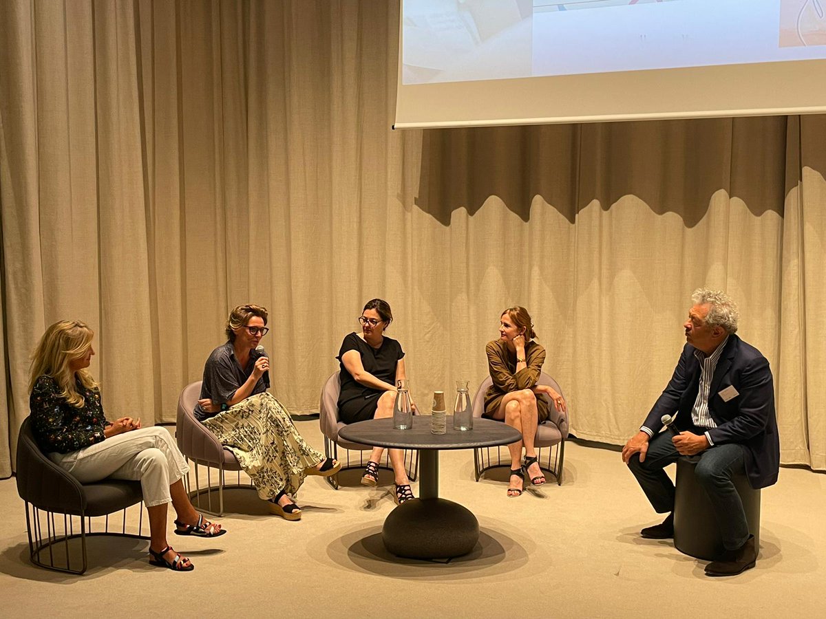 demainlapresse's tweet photo. [#DLP] TABLE RONDE : 

🔹Gwenaelle Thebault, Directrice Générale
Déléguée @GMC_Media_com
🔹@JulieJoly, Directrice Générale @lobs
🔹@veroniqueph, Directrice @ELLEfrance
🔹Laetitia Greffié, Rédactrice en chef @OuestFrance

Animée par @stephane_bodier, Directeur Général @ACPMFrance https://t.co/NJtEqiD68k