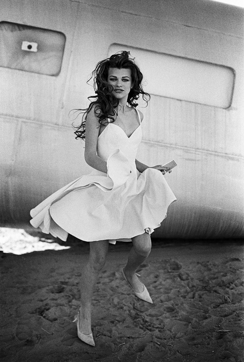 peterlindbergh's tweet photo. Milla Jovovich, Mojave Desert, 1990

#LindberghStories #imagesofwomen #MillaJovovich https://t.co/kUWhFpHUXx