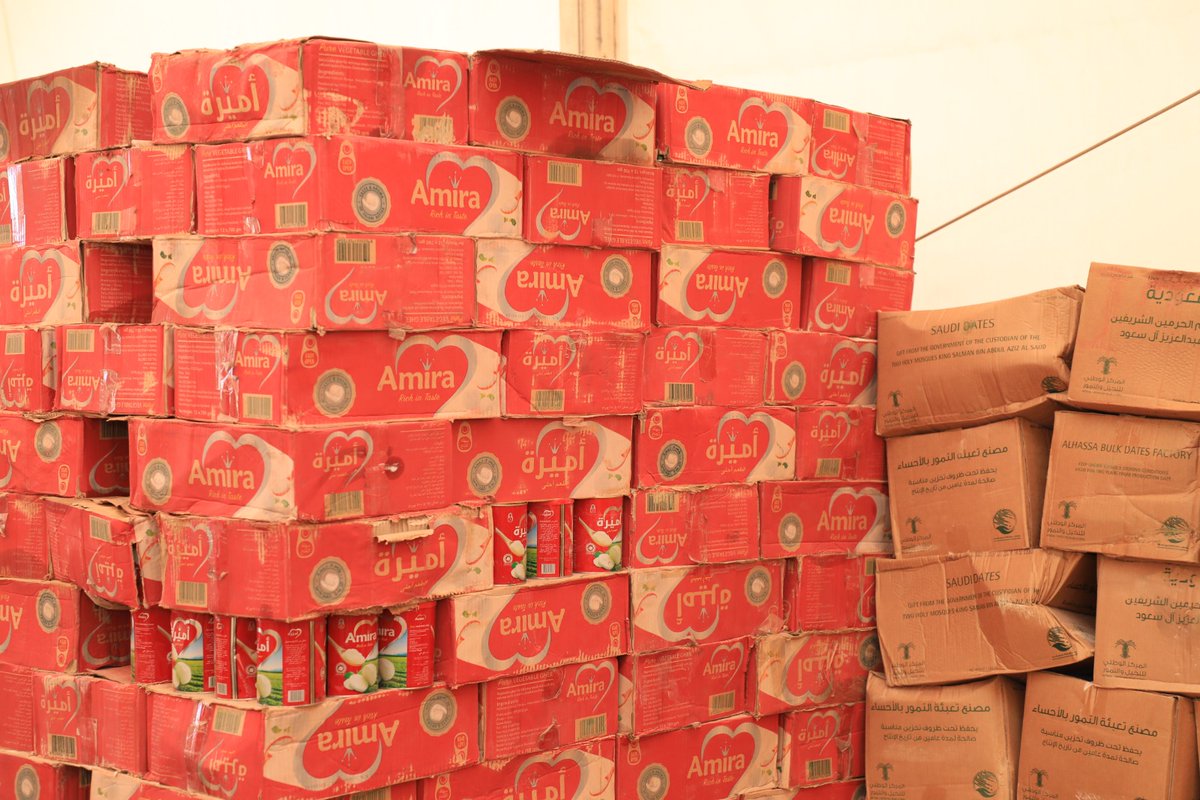 SONNALIVE's tweet photo. Today, @MahamuudMoallim, Commissioner of the Somali National Disaster Management Agency (@SoDMA_Somalia), and #Hirshabelle State officials visited food stores in #Baledweyne to support flood victims. The aid includes essential food, medicine, and clothing. Mahamuud expressed heartfelt gratitude to the King Salman Foundation for their generosity.