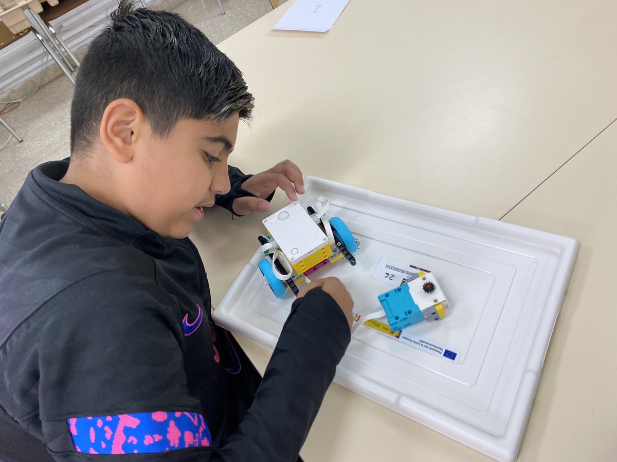 CeipFelipe's tweet image. Nos encanta en @CeipFelipe construir con #LEGO Spike . Hoy hemos terminado la base de conducción. Ahora solo nos queda #programar 🧑🏻💻👩🏽💻 @cfiesalamanca @educacyl